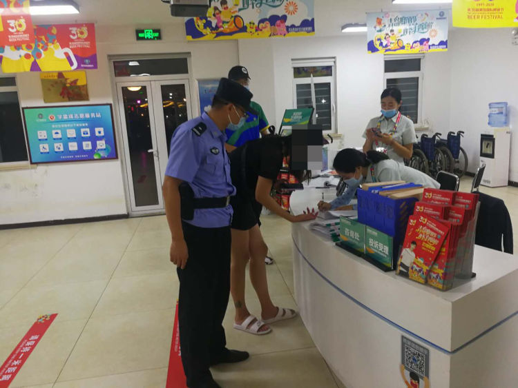 男同事|男子喝醉在啤酒城“走丢” 女同事报警求助将其找回