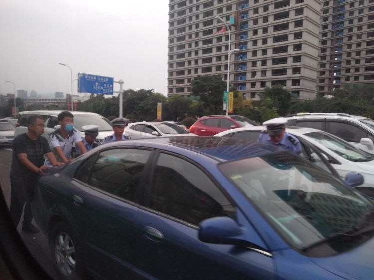 趴窝|水箱“开锅”汽车抛锚 开发区交警帮忙推车保畅通