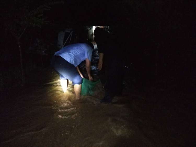 感谢|老人雨夜被困屋内民警帮助排水解围 家人赠送锦旗表感谢