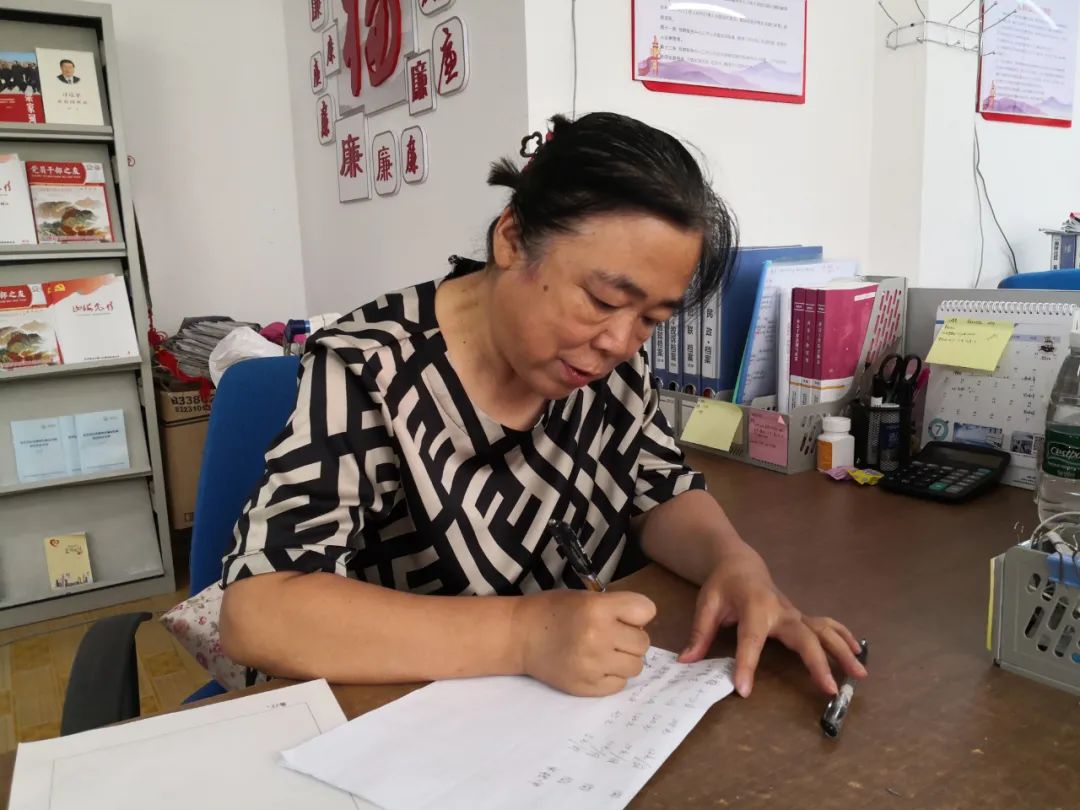 |青岛市崂山区金家岭街道奥林社区党委副书记仲伟凤舍小家为大家 坚守抗疫第一线