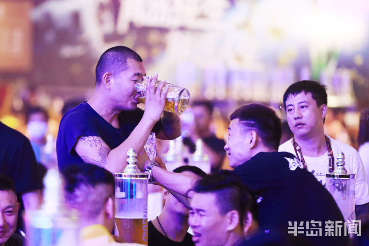 对饮|青岛国际啤酒节：举杯邀亲朋 对饮飘酒香