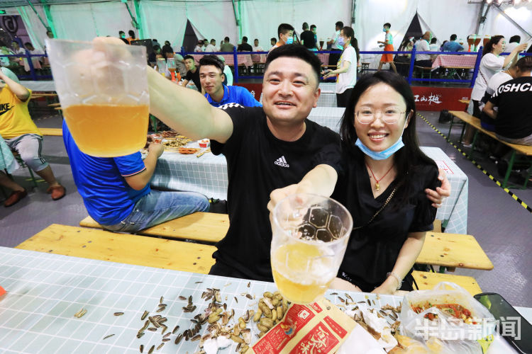 对饮|青岛国际啤酒节：举杯邀亲朋 对饮飘酒香