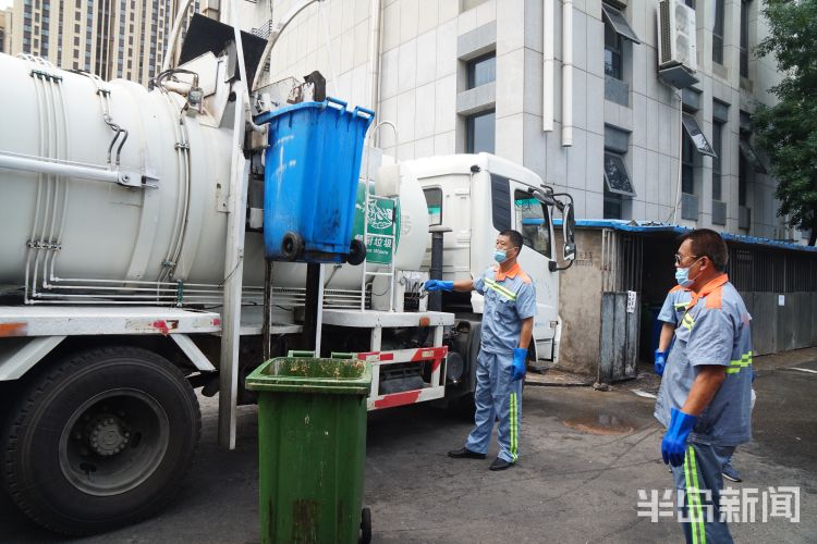 收运|青岛日均餐厨垃圾达350吨！记者跟拍餐厨垃圾车收运 体验高温天“最有味儿”的工作