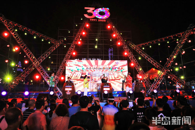 吹瓶|最快吹瓶用时4.89秒！青岛西海岸新区金沙滩啤酒城周六晚上演酒王终极PK