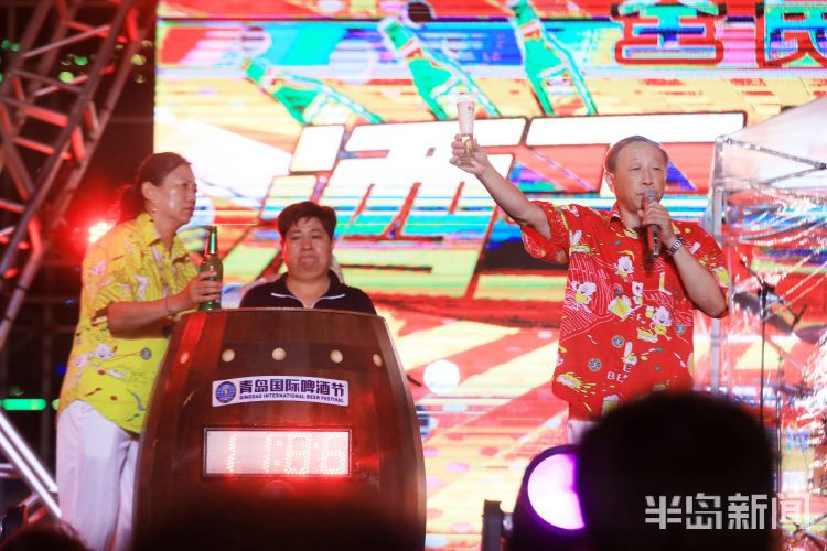 吹瓶|最快吹瓶用时4.89秒！青岛西海岸新区金沙滩啤酒城周六晚上演酒王终极PK