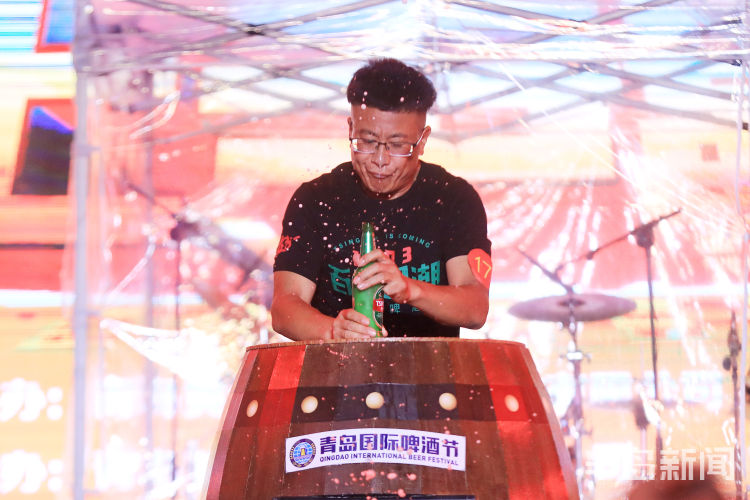 吹瓶|最快吹瓶用时4.89秒！青岛西海岸新区金沙滩啤酒城周六晚上演酒王终极PK