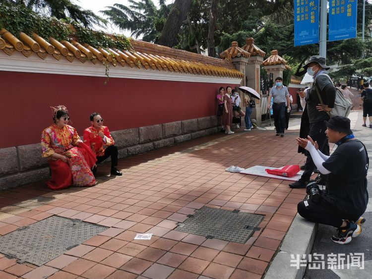 打卡|网红墙打卡忙 青岛大学路挤满前来拍照留影游客