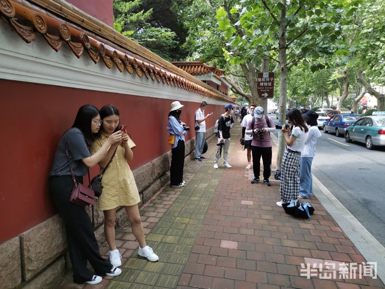 打卡|网红墙打卡忙 青岛大学路挤满前来拍照留影游客