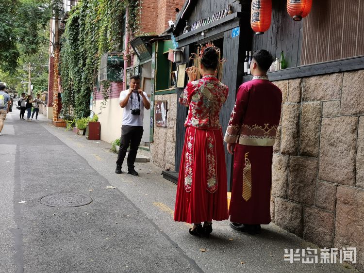 打卡|网红墙打卡忙 青岛大学路挤满前来拍照留影游客