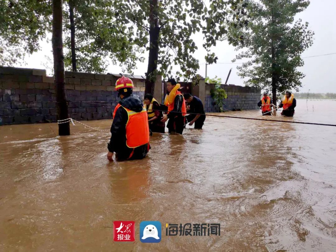 直击|直击临沂特大暴雨！网友眼睁睁看着挖掘机被淹没，积水过腰！青岛消防紧急驰援……