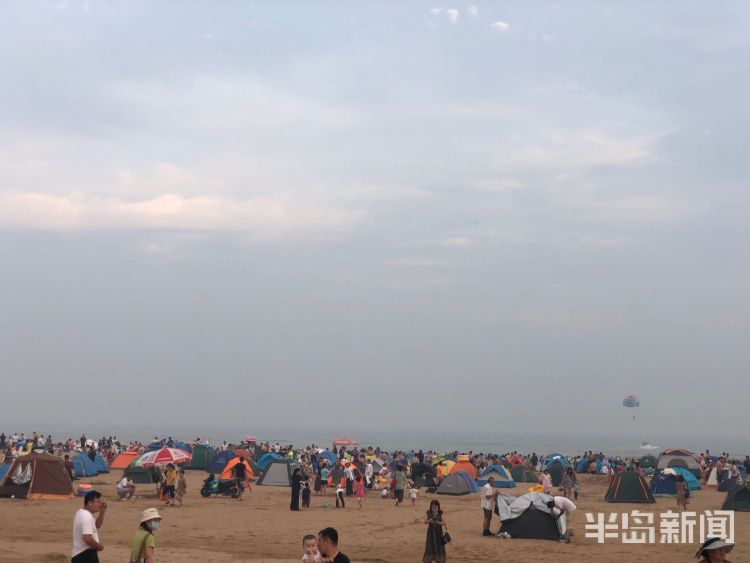 打卡|青岛石老人海水浴场：游客爆棚 海边忙“打卡”