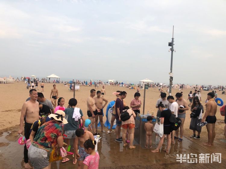 打卡|青岛石老人海水浴场：游客爆棚 海边忙“打卡”