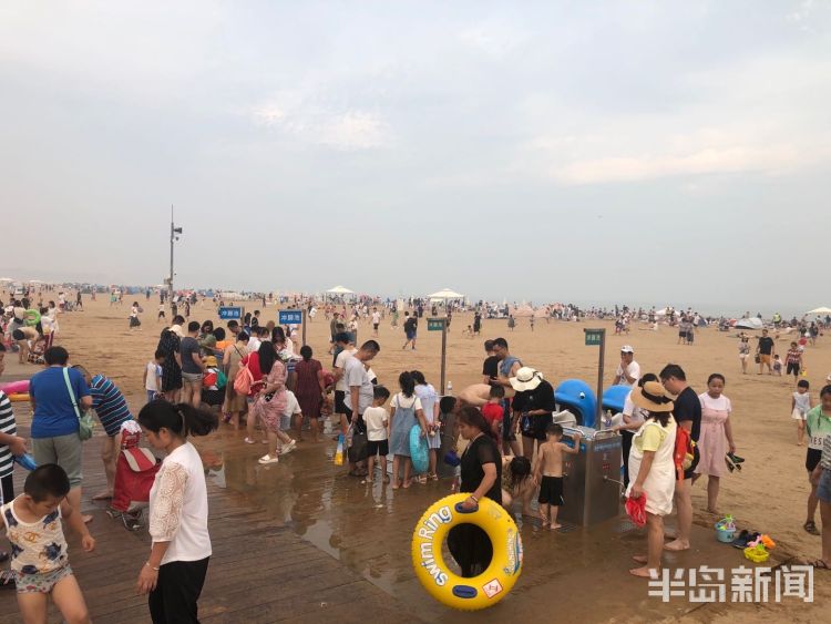 打卡|青岛石老人海水浴场：游客爆棚 海边忙“打卡”