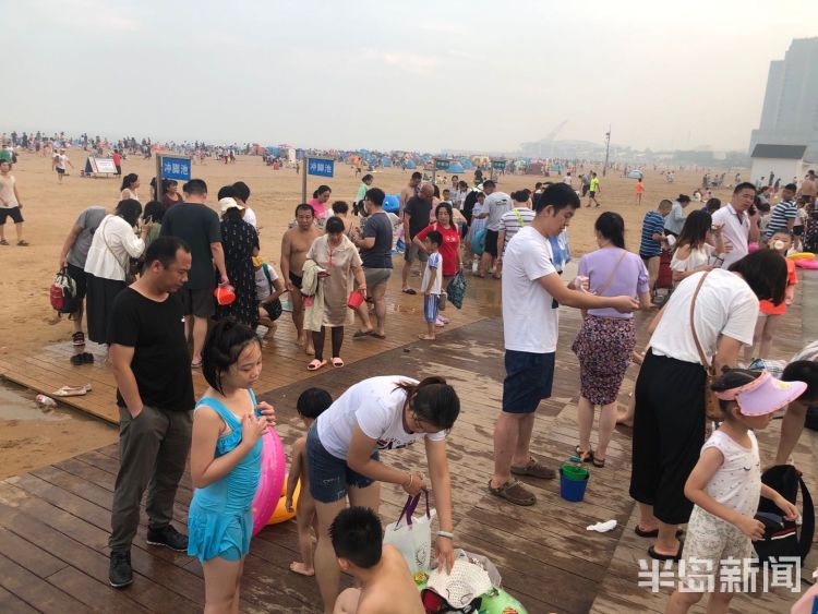 打卡|青岛石老人海水浴场：游客爆棚 海边忙“打卡”