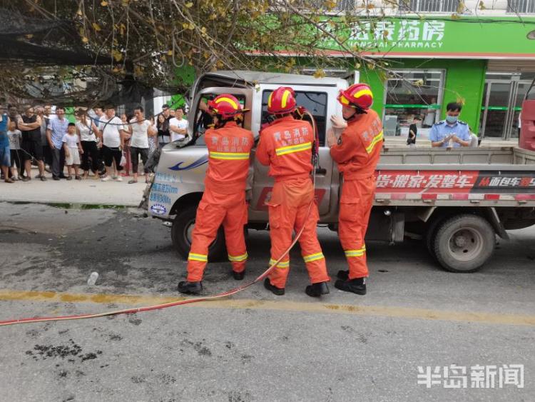 半挂车|青岛一小货车追尾半挂车 车头凹陷严重变形司机双腿被卡意识模糊