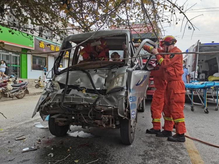 半挂车|青岛一小货车追尾半挂车 车头凹陷严重变形司机双腿被卡意识模糊