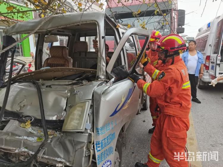 半挂车|青岛一小货车追尾半挂车 车头凹陷严重变形司机双腿被卡意识模糊