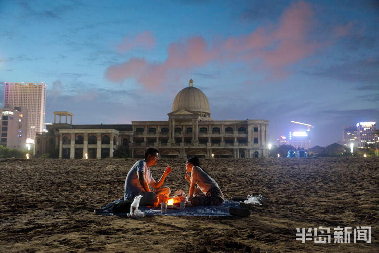 夏夜|大海、海风、沙滩...石老人海水浴场的“夏夜”很迷人