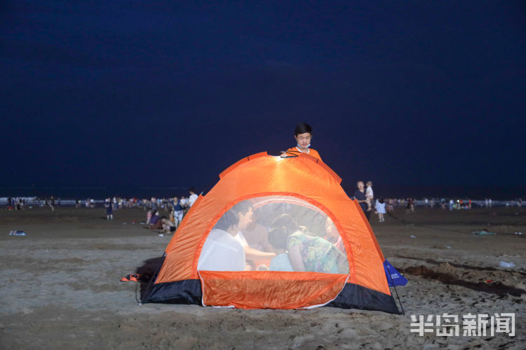 夏夜|大海、海风、沙滩...石老人海水浴场的“夏夜”很迷人