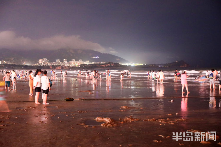 夏夜|大海、海风、沙滩...石老人海水浴场的“夏夜”很迷人