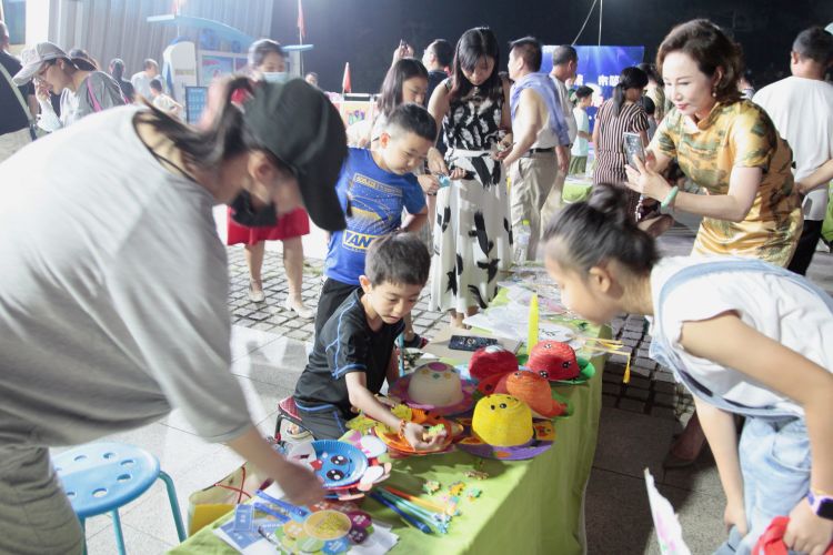 李沧|奉献即所得！李沧科技馆、少年宫组织的萌娃地摊义卖开市