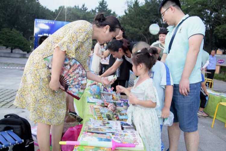 李沧|奉献即所得！李沧科技馆、少年宫组织的萌娃地摊义卖开市