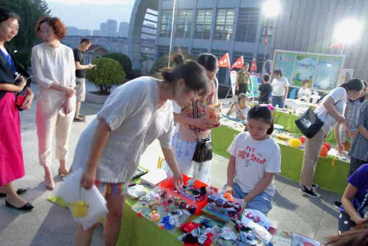 李沧|奉献即所得！李沧科技馆、少年宫组织的萌娃地摊义卖开市