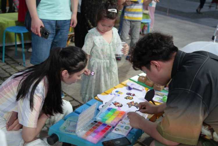 李沧|奉献即所得！李沧科技馆、少年宫组织的萌娃地摊义卖开市