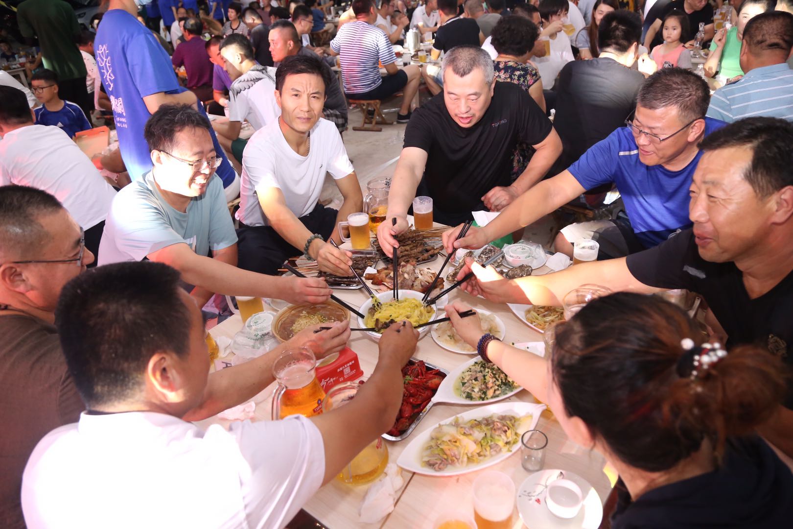 |啤酒节王哥庄分会场千人醉在“蜇”里 今晚怀旧音乐等你“嗨啤”