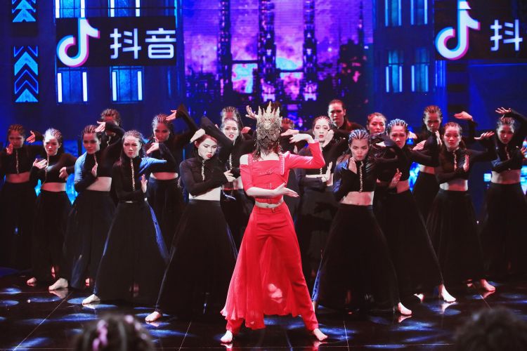 舞艺|《蒙面舞王》今晚燃炸开播身份互猜引热议，“女王不戴冠”舞艺惊人