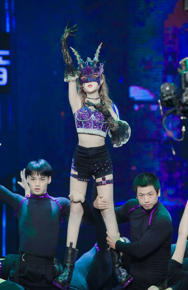 舞艺|《蒙面舞王》今晚燃炸开播身份互猜引热议，“女王不戴冠”舞艺惊人