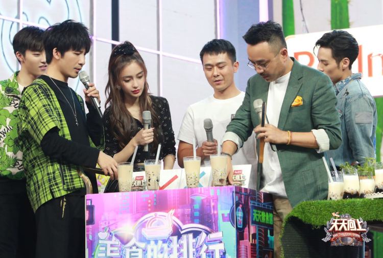 天天向上|今晚《天天向上》12周年美食季收官，王一博教Angelababy玩滑板