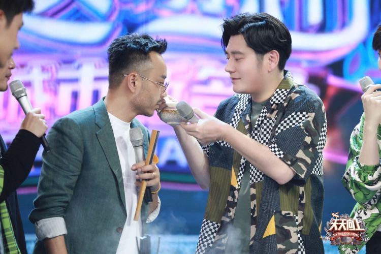 天天向上|今晚《天天向上》12周年美食季收官，王一博教Angelababy玩滑板