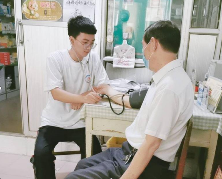 胶州|带着中医知识下乡 8名胶州大学生暑假干了这些事