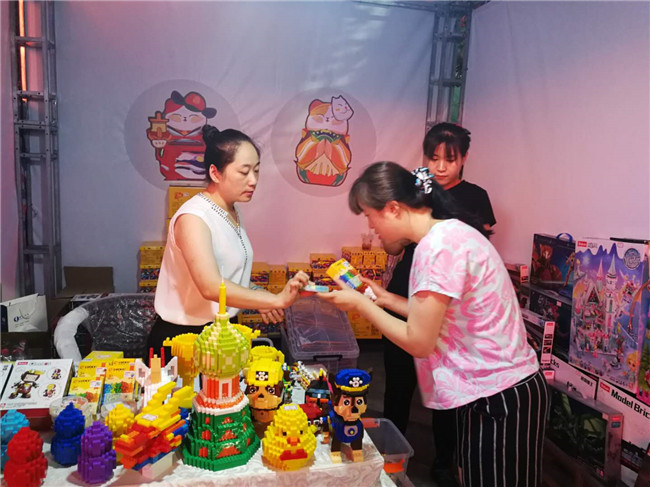 |逛展看秀品美食 青岛CBD“潮集市”开启市北潮酷夜生活