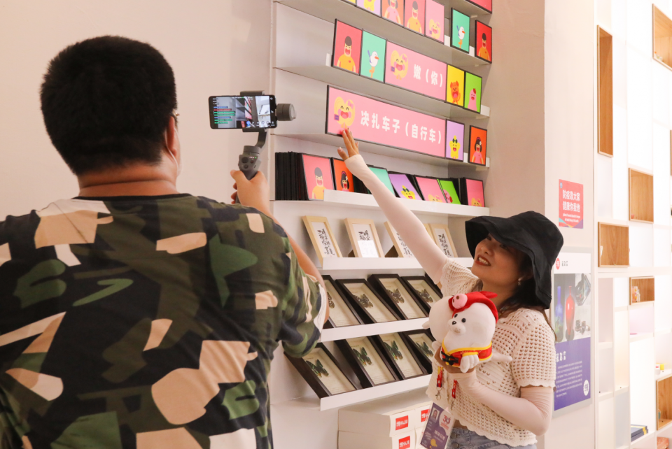 |哈酒吧“海报”！ 金沙滩啤酒城醉美海角直播间开播