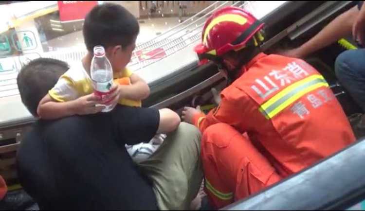 脚卡进|又是电梯“吃”人！青岛一男童脚卡进扶梯， 消防紧急破拆成功营救