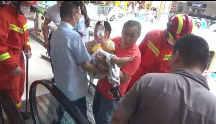 脚卡进|又是电梯“吃”人！青岛一男童脚卡进扶梯， 消防紧急破拆成功营救