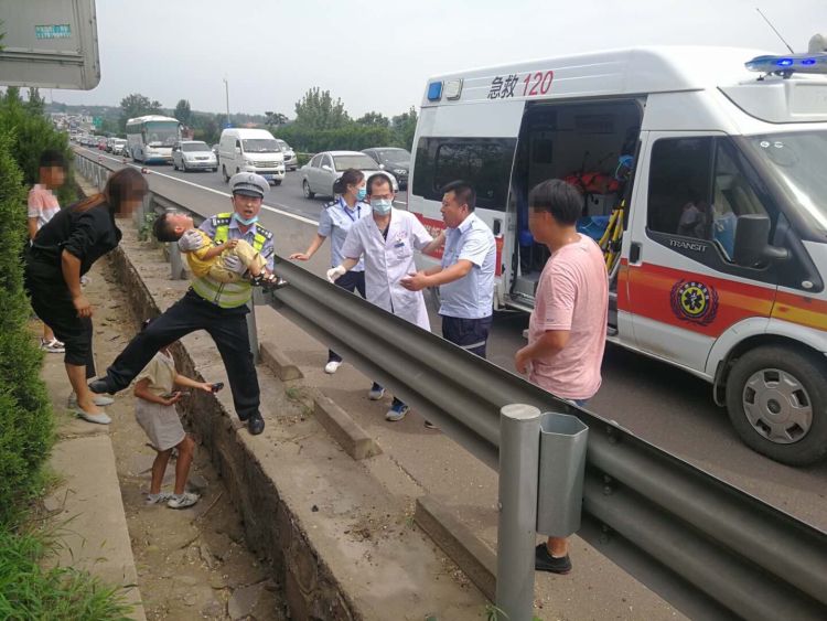 这一抱|高速路上两车追尾男童受伤 青岛交警这一抱太暖了