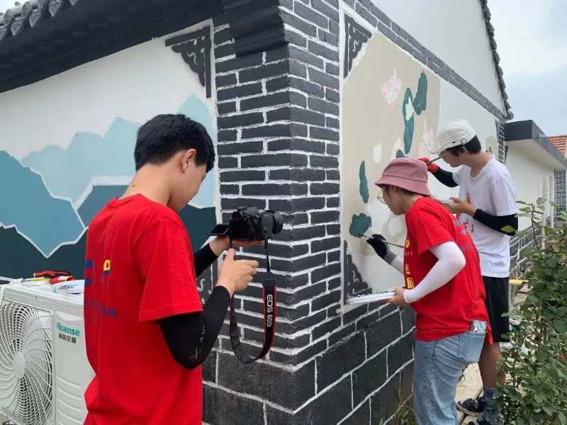 |青岛大学新闻与传播学院三下乡 团队为姜山镇绘制墙绘