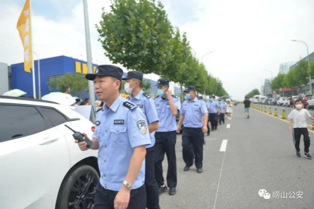 180|崂山警方出动180余警力 全力保障宜家周边秩序