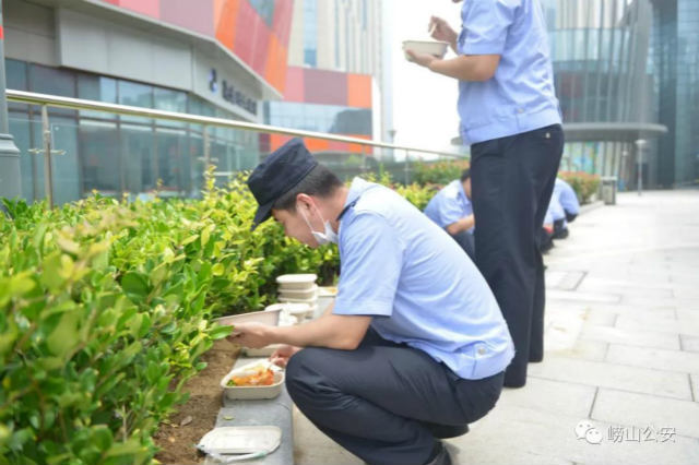 180|崂山警方出动180余警力 全力保障宜家周边秩序