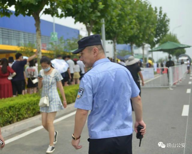 180|崂山警方出动180余警力 全力保障宜家周边秩序