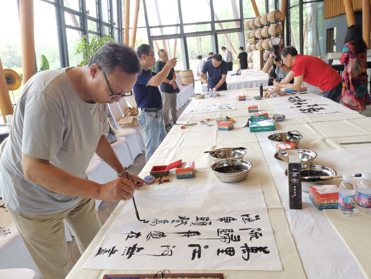 际会|文坛际会彩墨生香 执笔见证城市美好——“名家笔会”在西海岸新区举行