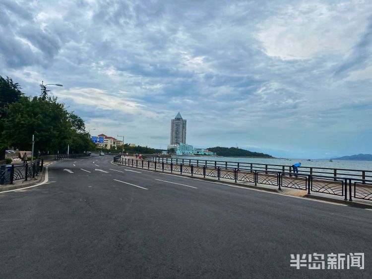 游客|游客争相“打卡”！青岛这条网红公交线近期游客井喷