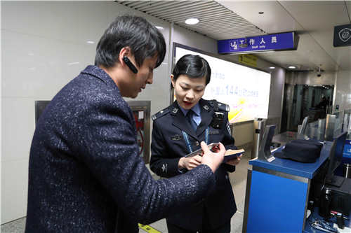 女警|快来投票！全国移民管理机构首届“十大国门卫士”评选 青岛机场出入境边防检查站执勤四队教导员杜慧入选