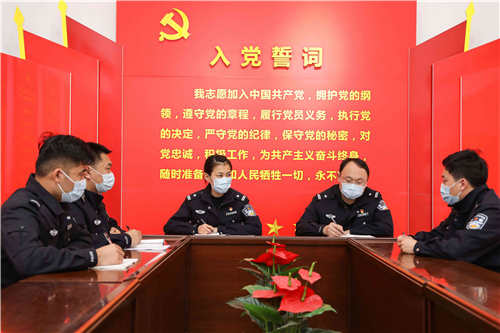 女警|快来投票！全国移民管理机构首届“十大国门卫士”评选 青岛机场出入境边防检查站执勤四队教导员杜慧入选