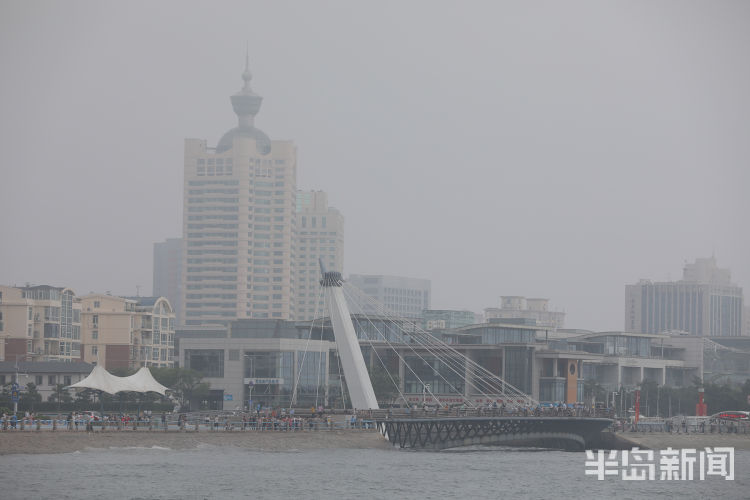 |青岛五四广场海边 不少游客在休闲游玩