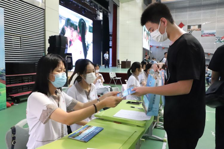 五十八|青岛五十八中赠送高一新生开学大礼包 优秀毕业生手写姓名