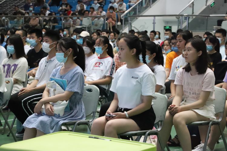 五十八|青岛五十八中赠送高一新生开学大礼包 优秀毕业生手写姓名